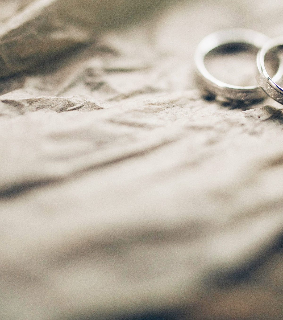 imagen decorativa del apartado abogados de separaciones y divorcios que muestra dos alianzas