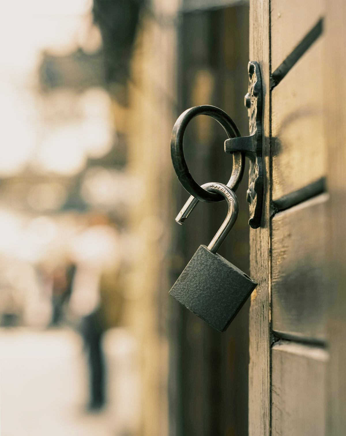 imagen decorativa del apartado abogados de herencias y sucesiones que muestra un candado abierto