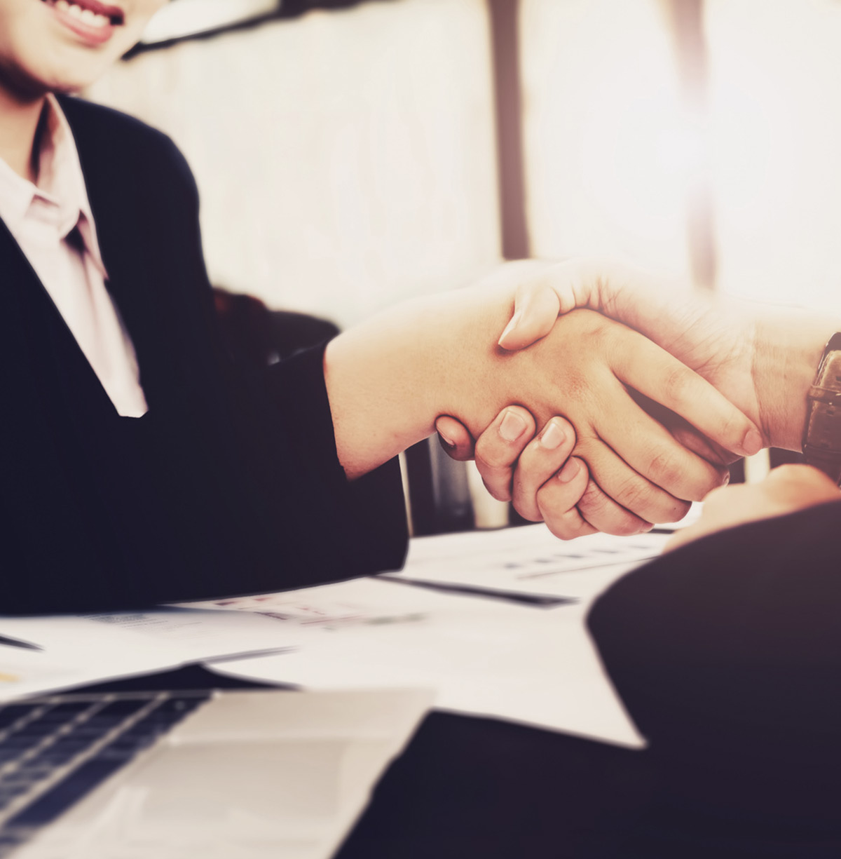 imagen decorativa del apartado abogados de mediación familiar que muestra un apretón de manos